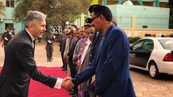 Interior-prima-Mauritania-reparto-vehículos-luchar contra-inmigración-irregular Grande-Marlaska saluda a autoridades de Mauritania en un viaje realizado a Nuakchot en julio de 2018.
