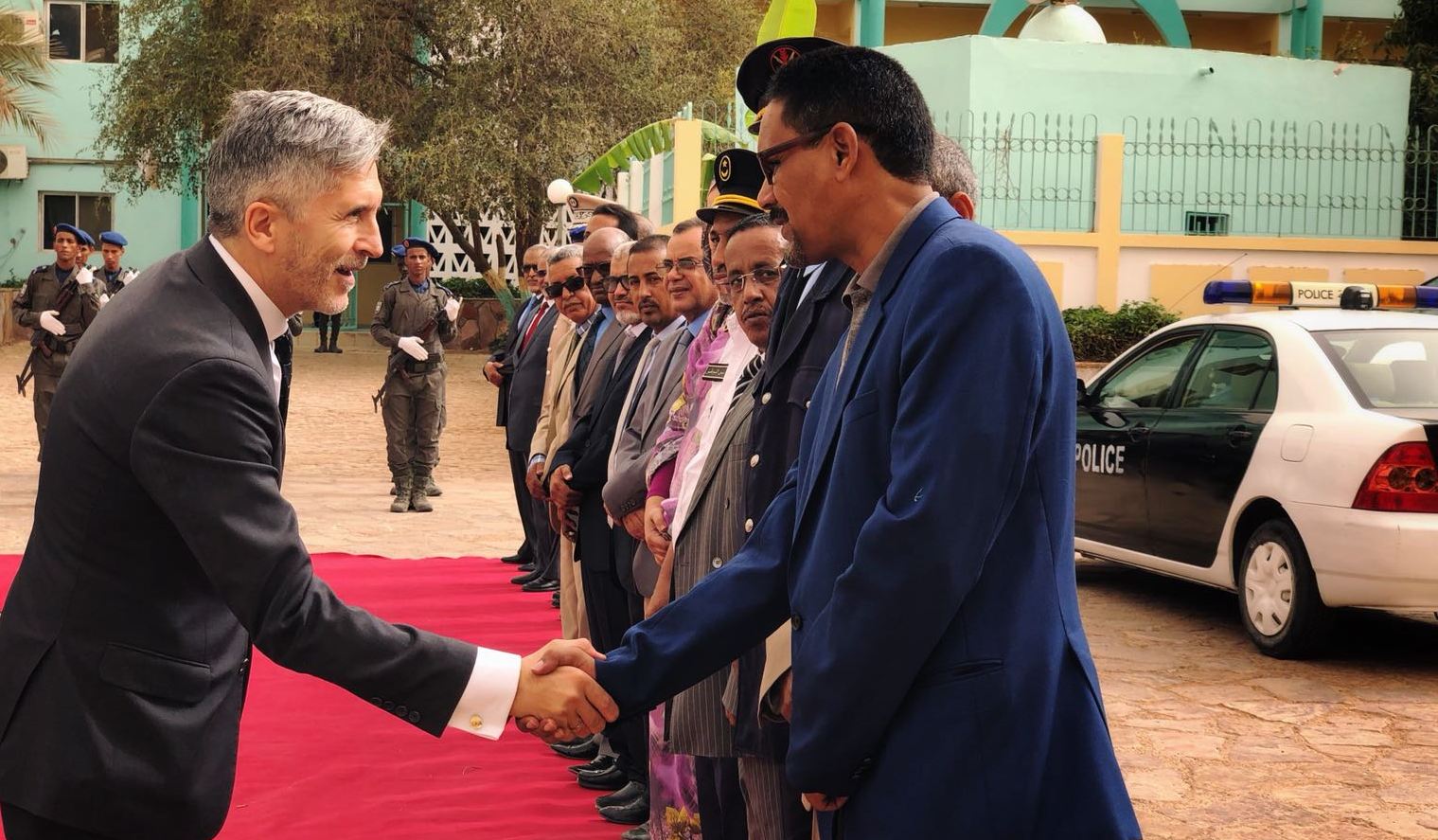 Grande-Marlaska saluda a autoridades de Mauritania en un viaje realizado a Nuakchot en julio de 2018.