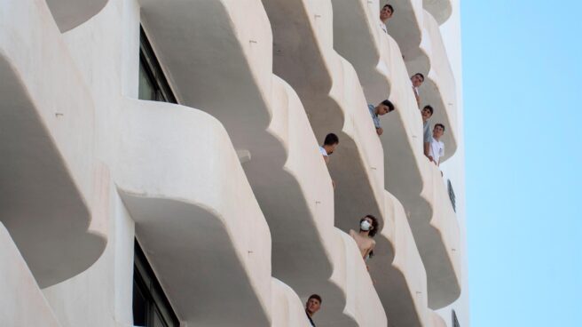 Estudiantes asomados a los balcones del hotel en el que permanecen en cuarentena en Mallorca tras el megabrote vinculado a los viajes de fin de curso. Estudiantes asomados a los balcones del hotel en el que permanecen en cuarentena en Mallorca tras el megabrote vinculado a los viajes de fin de curso.