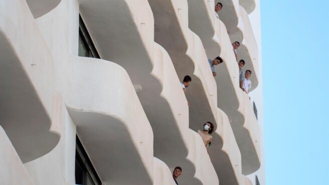 Estudiantes asomados a los balcones del hotel en el que permanecen en cuarentena en Mallorca tras el megabrote vinculado a los viajes de fin de curso.