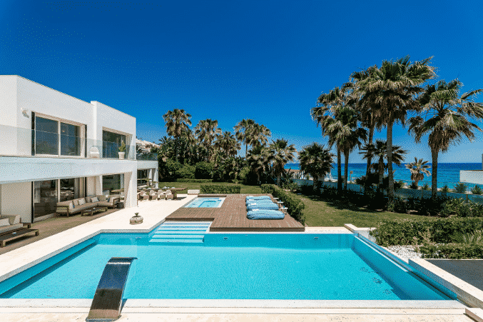 Villa contemporánea en primera línea de playa en Marbella