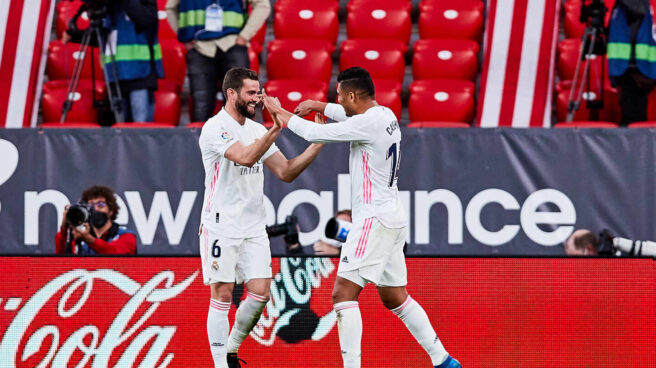 Nacho Fernández y Casemiro celebran un gol del Real Madrid.