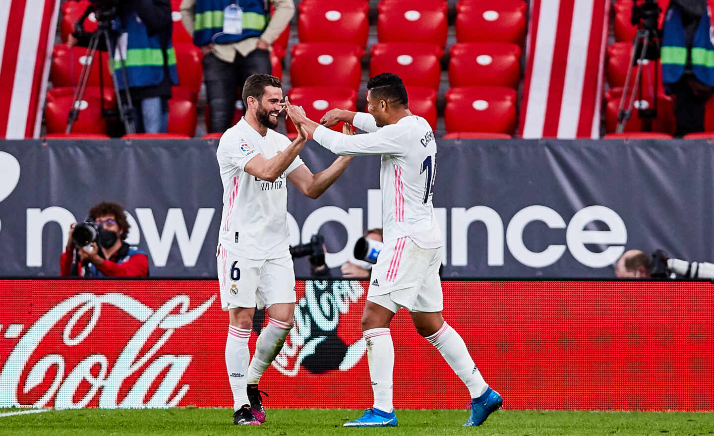 Nacho Fernández y Casemiro celebran un gol del Real Madrid.
