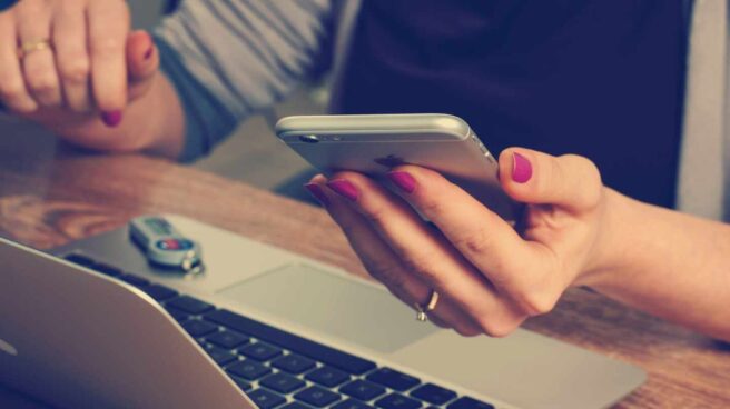 Una persona teletrabaja desde su casa Una persona teletrabaja desde su casa