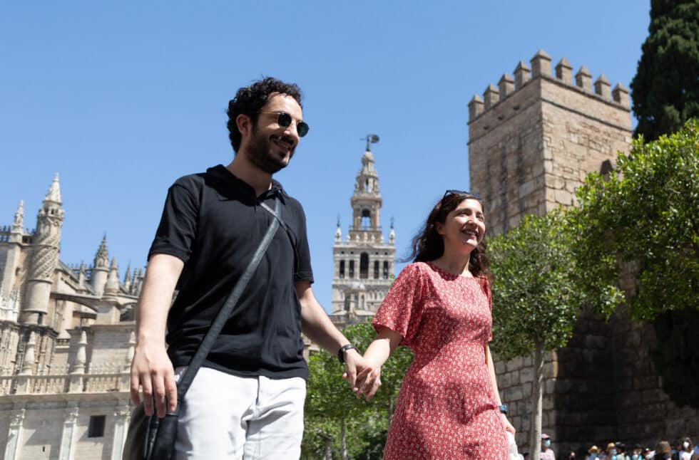 Una pareja sin mascarilla pasean por el entorno de la Catedral durante el primer día en el que no es obligado el uso de la mascarilla en exteriores desde el inicio de la pandemia.