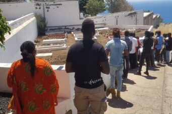 Migrantes participan en un homenaje a los fallecidos en el naufragio de abril en cementerio de Santa Lastenia, en Santa Cruz de Tenerife