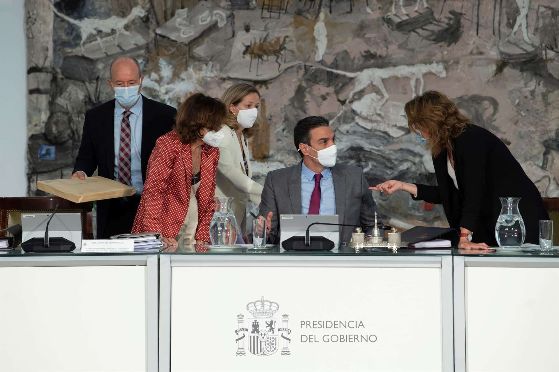 Pedro Sánchez, junto a las vicepresidentas del Gobierno y el ministro Juan Carlos Campo durante el consejo de ministros en el que se aprueban los indultos a los líderes independentistas.