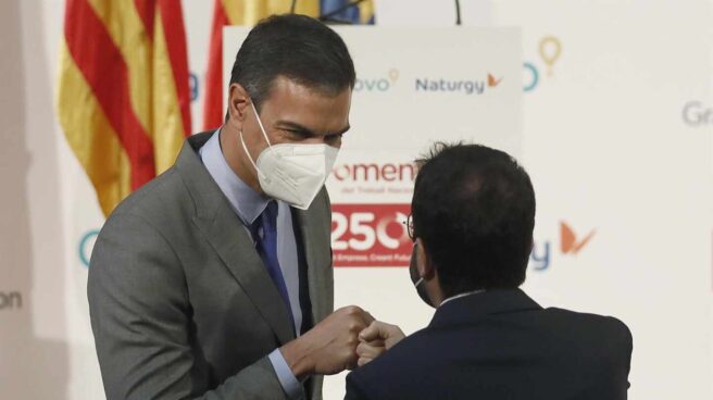 El presidente del Gobierno, Pedro Sánchez, saluda a Pere Aragonès este lunes en Barcelona.