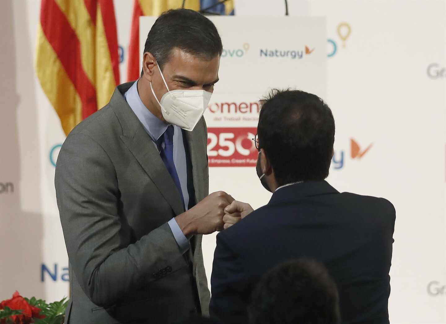 El presidente del Gobierno, Pedro Sánchez, saluda a Pere Aragonès este lunes en Barcelona.