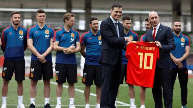 El presidente del Gobierno saluda a Luis Rubiales en una visita a la selección en 2018.