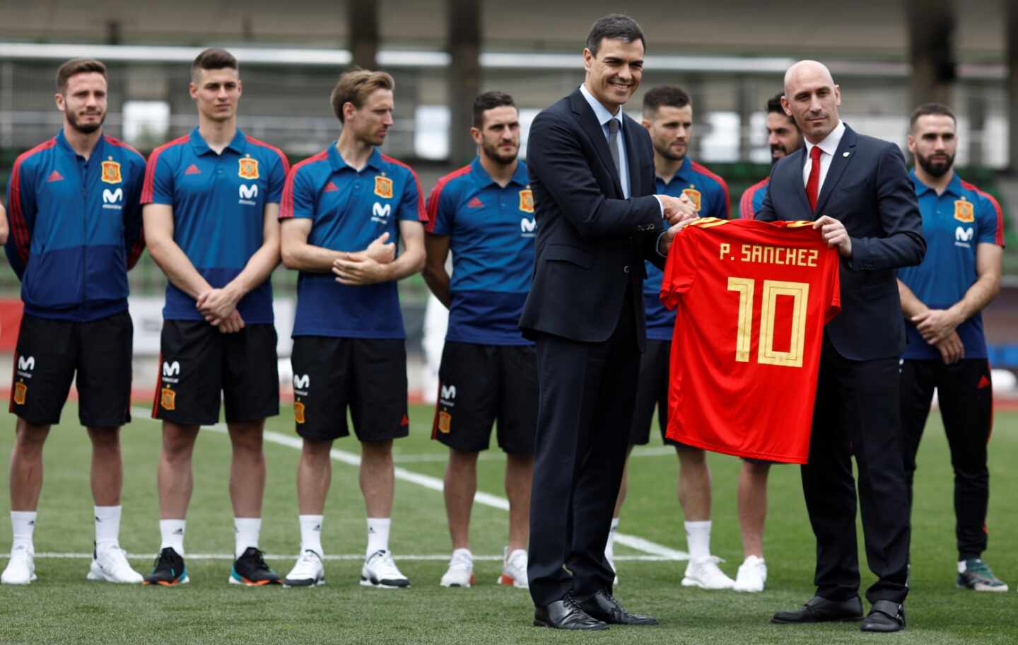 El presidente del Gobierno saluda a Luis Rubiales en una visita a la selección en 2018.