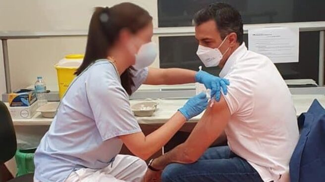 Pedro Sánchez recibe la primera dosis de la vacuna en el Hospital Puerta de Hierro.