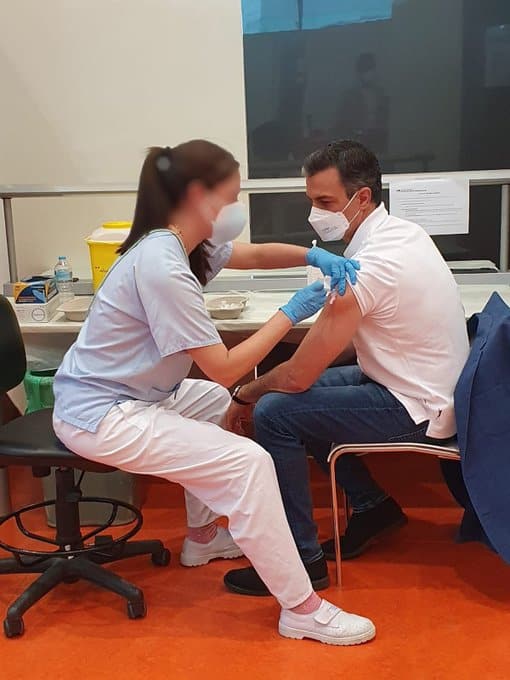 Pedro Sánchez recibe la primera dosis de la vacuna en el Hospital Puerta de Hierro.