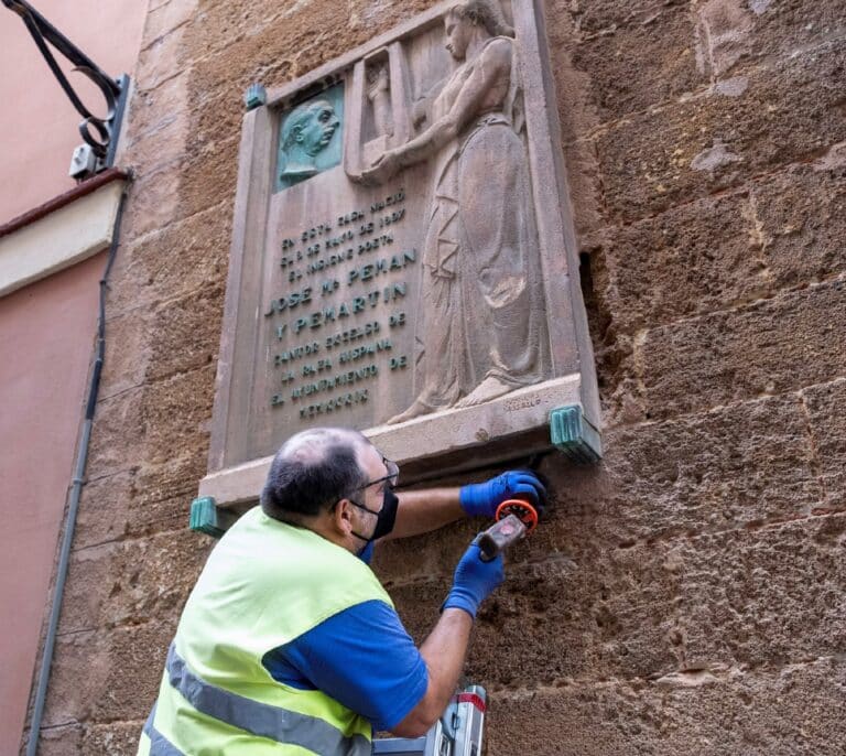 José María Pemán desaparece de la calle Isabel La Católica de Cádiz