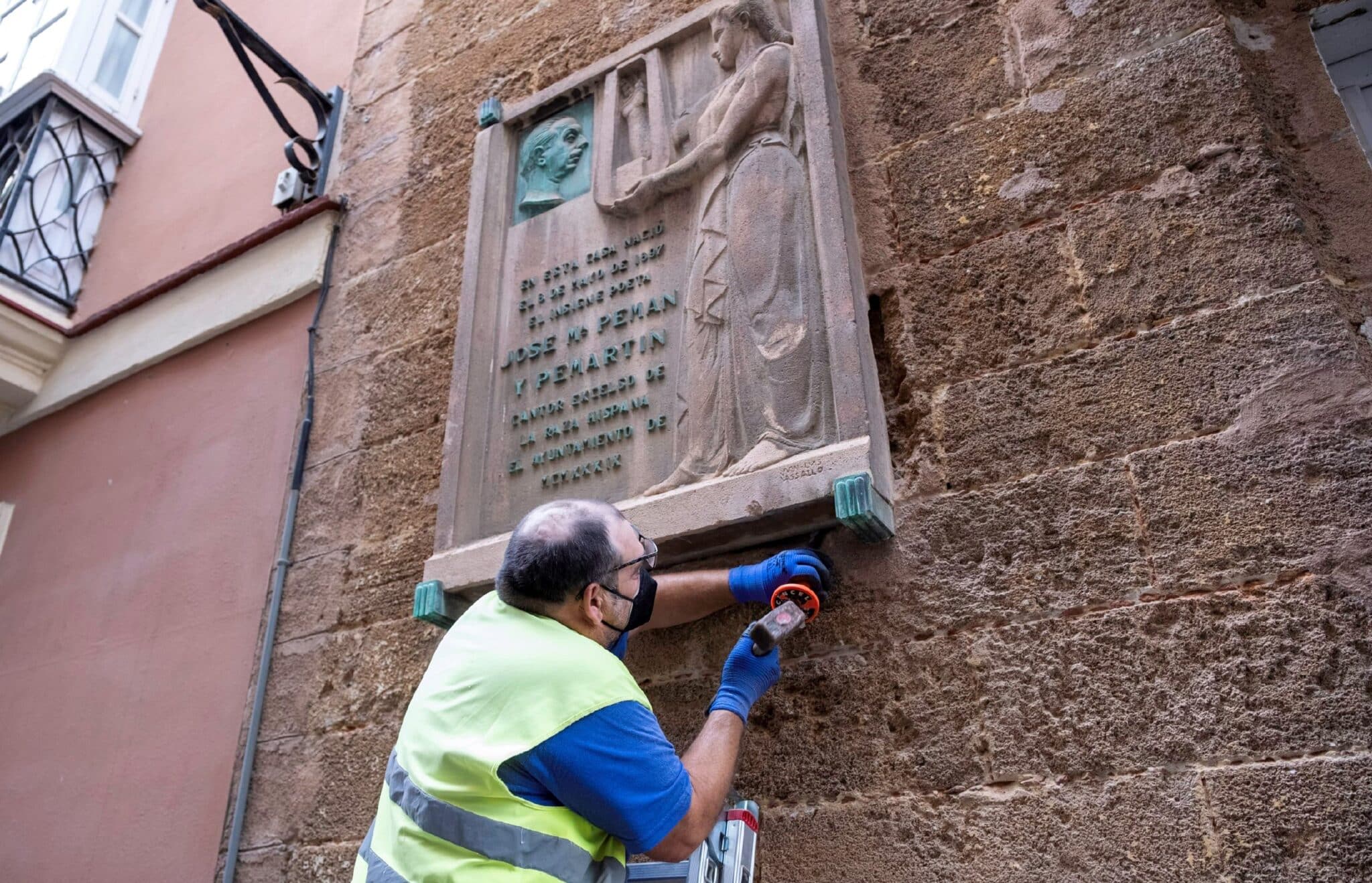 Un operario retira la placa de José María Pemán