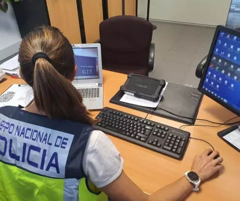 Detenido un trabajador de hospital en Valladolid por grabar con un móvil en el baño de mujeres
