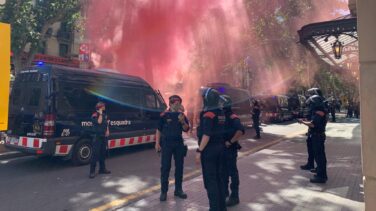 Protestas contra Sánchez en el Liceo: "Ni indultos, ni amnistía: independencia"