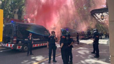 Protestas contra Sánchez en el Liceo: "Ni indultos, ni amnistía: independencia"