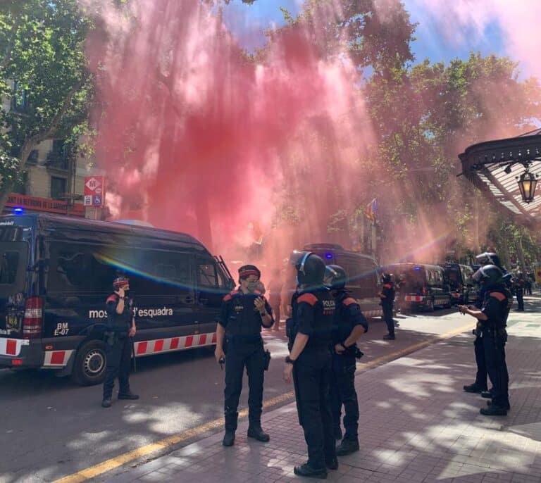 Protestas contra Sánchez en el Liceo: "Ni indultos, ni amnistía: independencia"