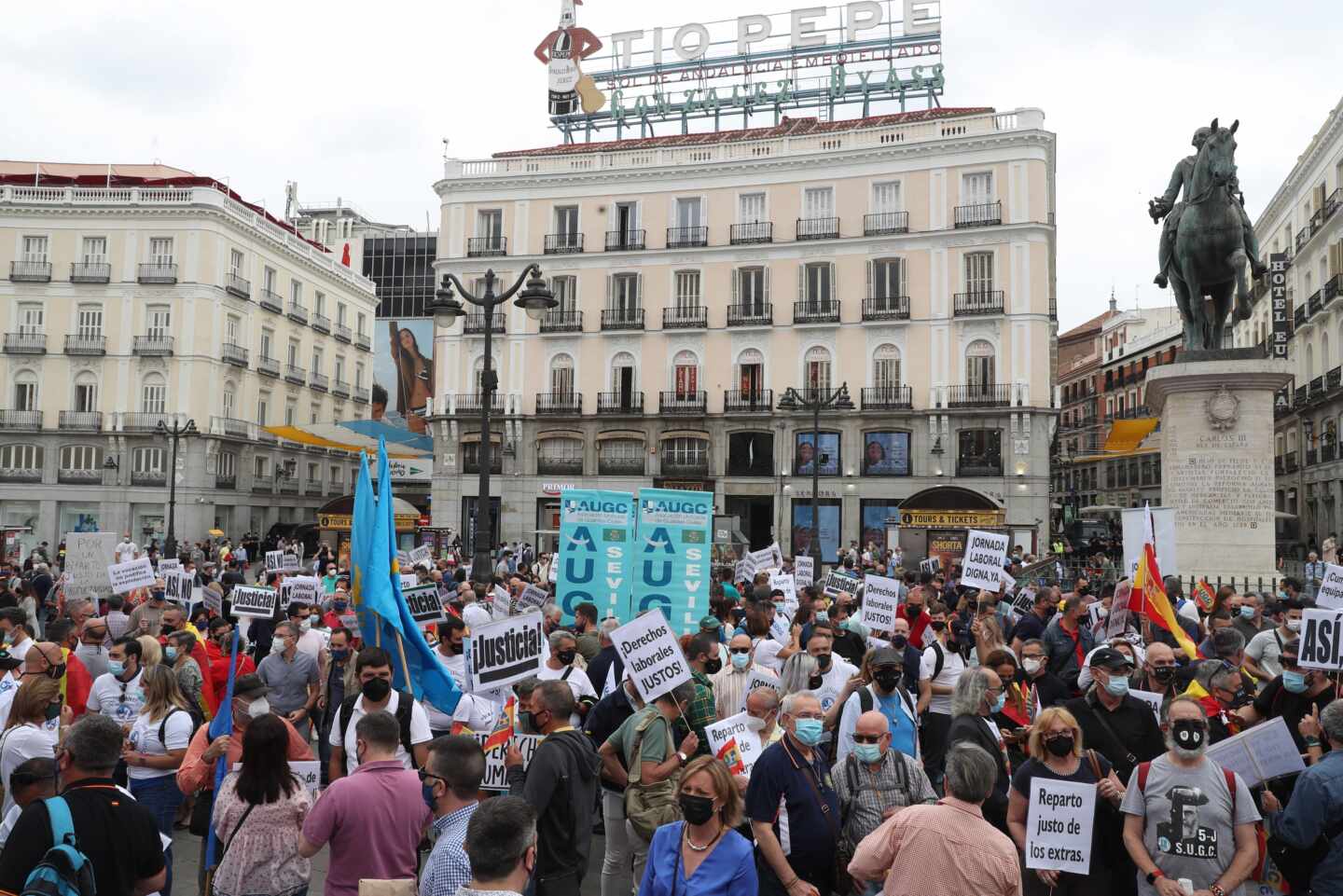 Guardias civiles procedentes de todo el país se concentran este sábado en la Puerta el Sol de Madrid en protesta por el "retroceso" de sus derechos sociales y laborales