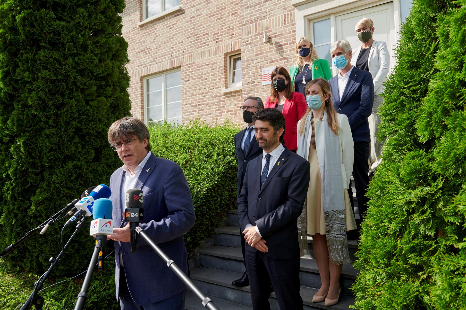 Carles Puigdemont atienda a la prensa tras su reunión con los consejeros de JxCat en Waterloo.