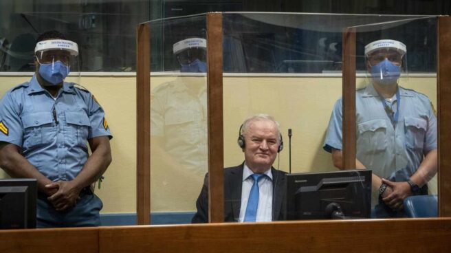El criminal de guerra Ratko Mladic aguarda su veredicto en el tribunal de La Haya.