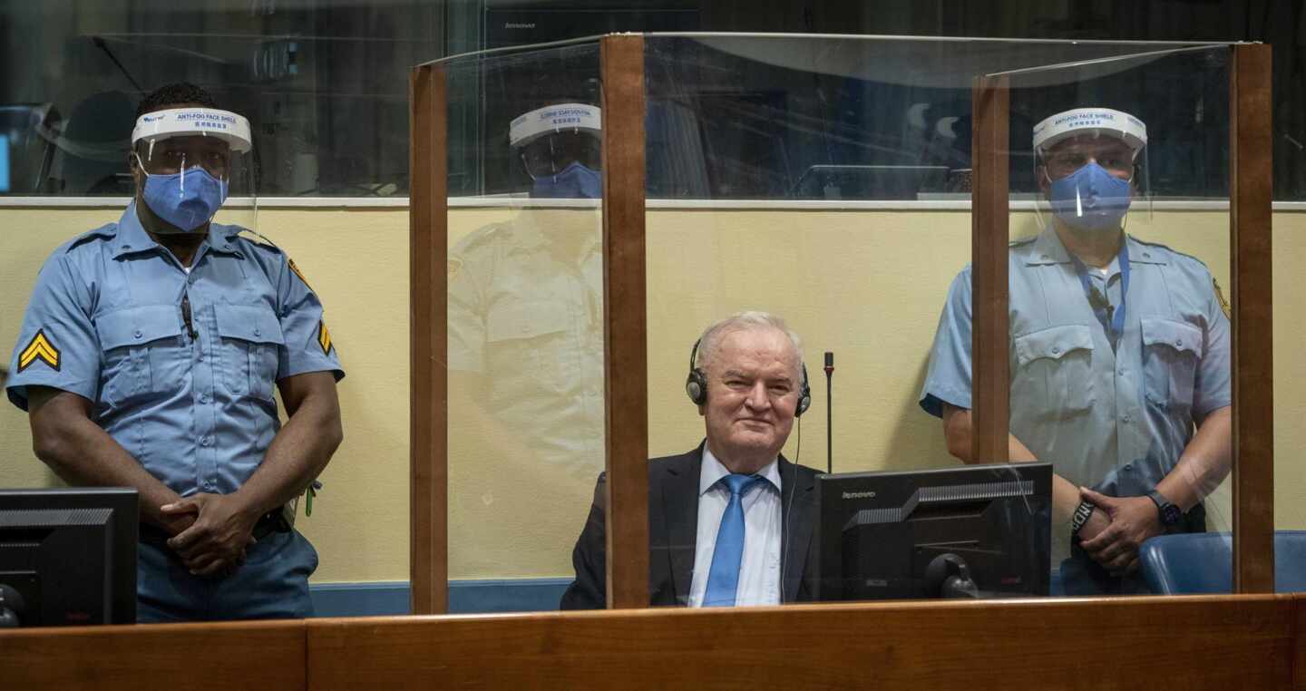 El criminal de guerra Ratko Mladic aguarda su veredicto en el tribunal de La Haya.