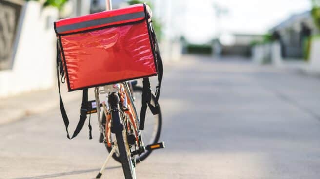 red-bag-placed-on-bicycle-prepared-to-deliver-parcels-to-customers