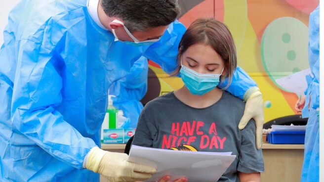 Una niña a punto de recibir la vacuna contra el coronavirus