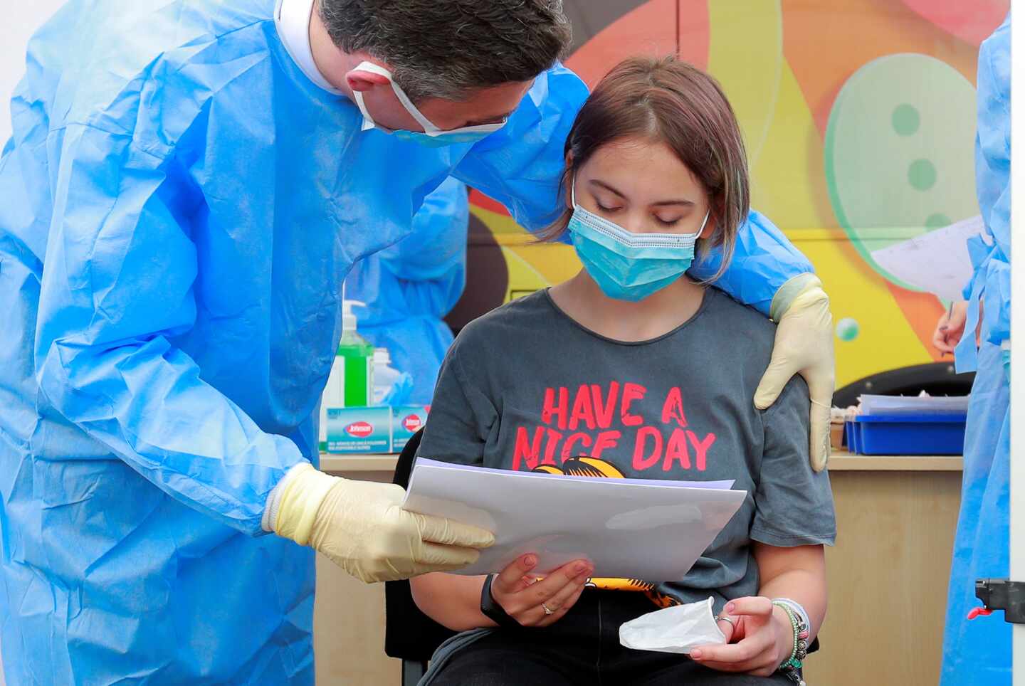 Una niña a punto de recibir la vacuna contra el coronavirus