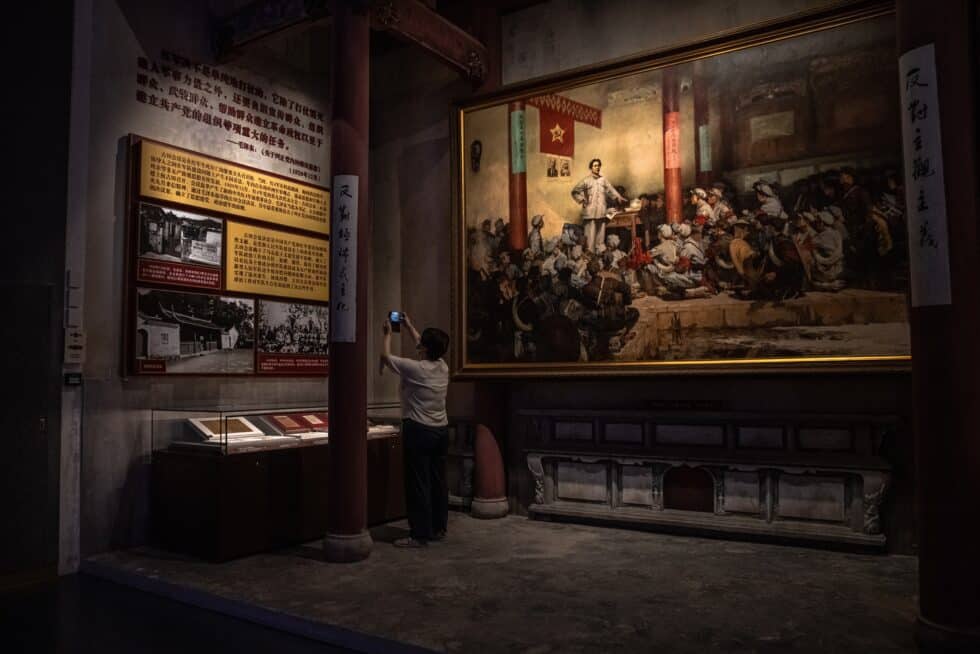 Visitante toma una foto del Museo del Partido Comunista de China en Pekín