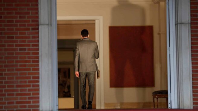 Pedro Sánchez, de espaldas en el Palacio de La Moncloa.