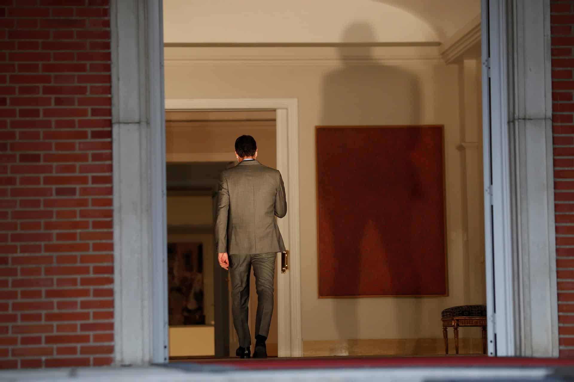 Pedro Sánchez, de espaldas en el Palacio de La Moncloa.