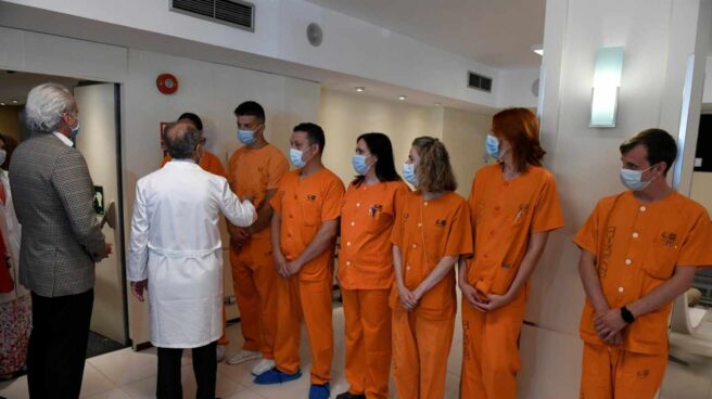 El consejero Enrique Ruiz Escudero saluda a un grupo de sanitarios en el cierre de un hotel medicalizado. El consejero Enrique Ruiz Escudero saluda a un grupo de sanitarios en el cierre de un hotel medicalizado.