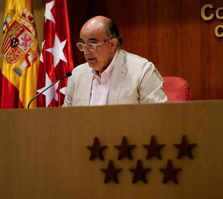 Madrid adelanta la segunda dosis de AstraZeneca para los mayores de 60 años