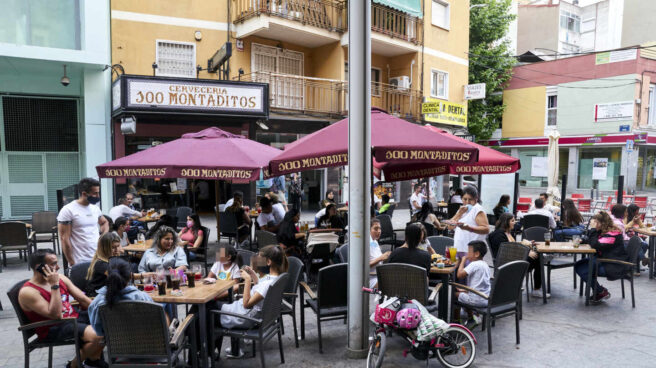 Un grupo de personas en una terraza de Móstoles (Madrid).