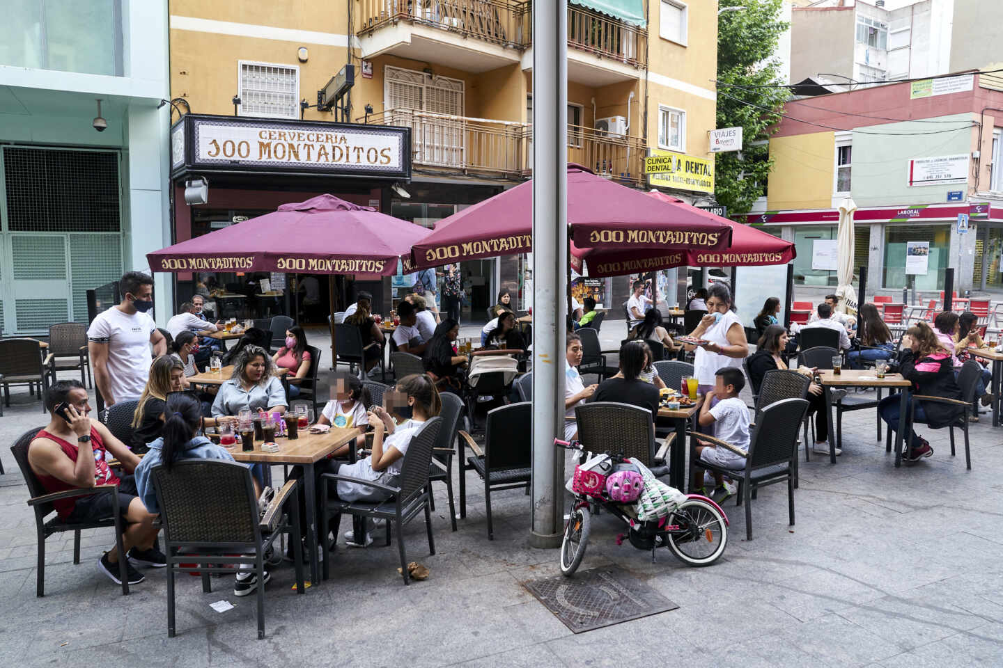 Un grupo de personas en una terraza de Móstoles (Madrid).