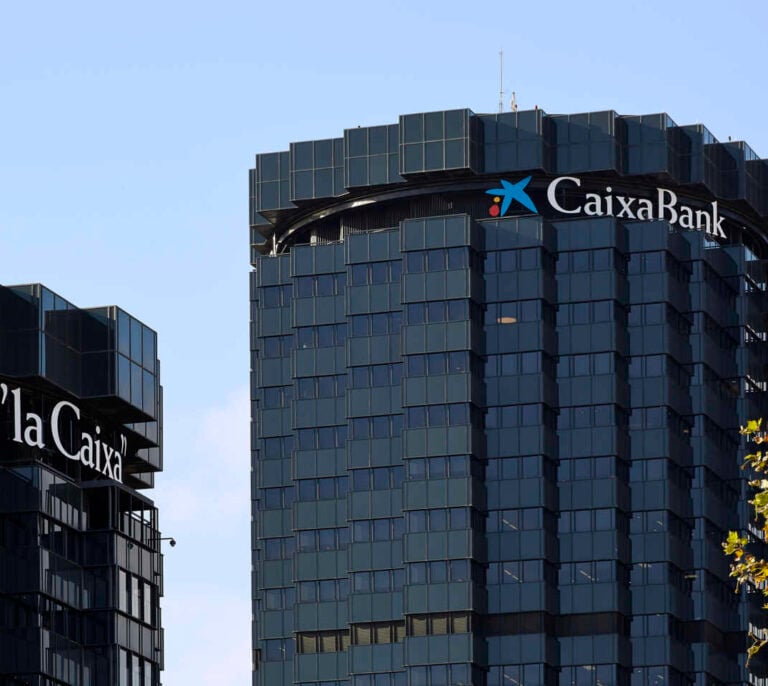 El FROB contrata a STJ Advisors para la venta de la participación del 17,3% de CaixaBank