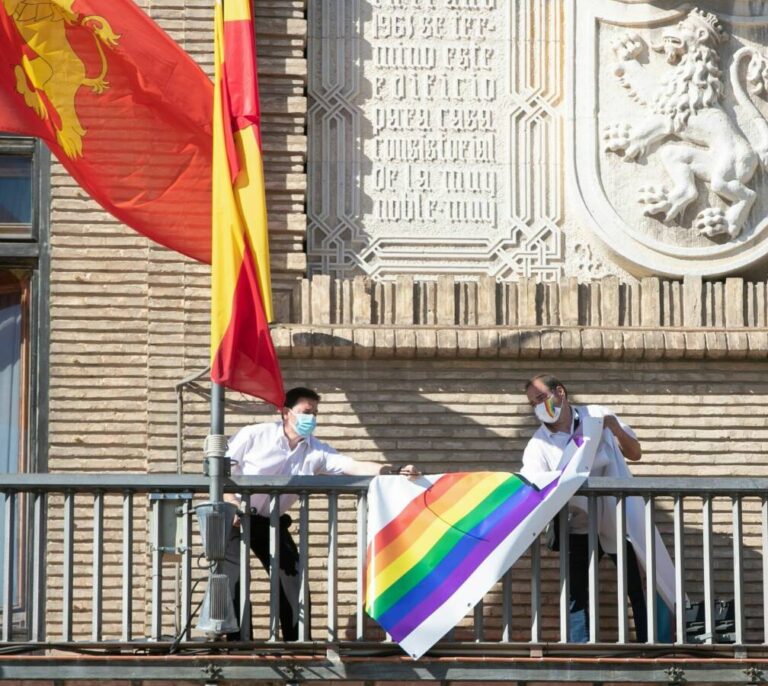 Un juzgado ordena al Ayuntamiento de Zaragoza retirar la pancarta LGTBI de la Casa Consistorial