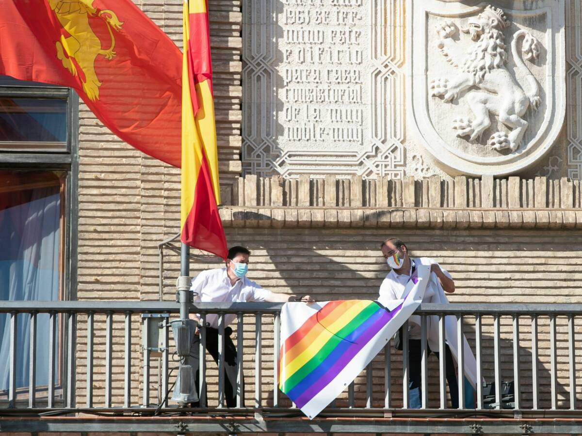 Un juzgado ordena al Ayuntamiento de Zaragoza retirar la pancarta LGTBI de la Casa Consistorial