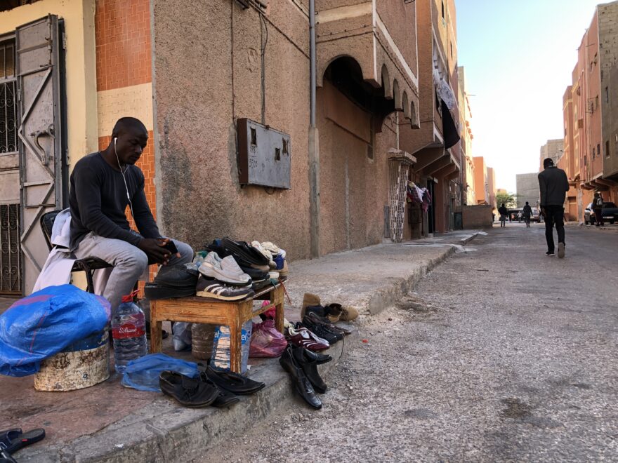 Un vendedor subsahariano en la ciudad de El Aaiun, en el Sáhara Occidental ocupado por Marruecos