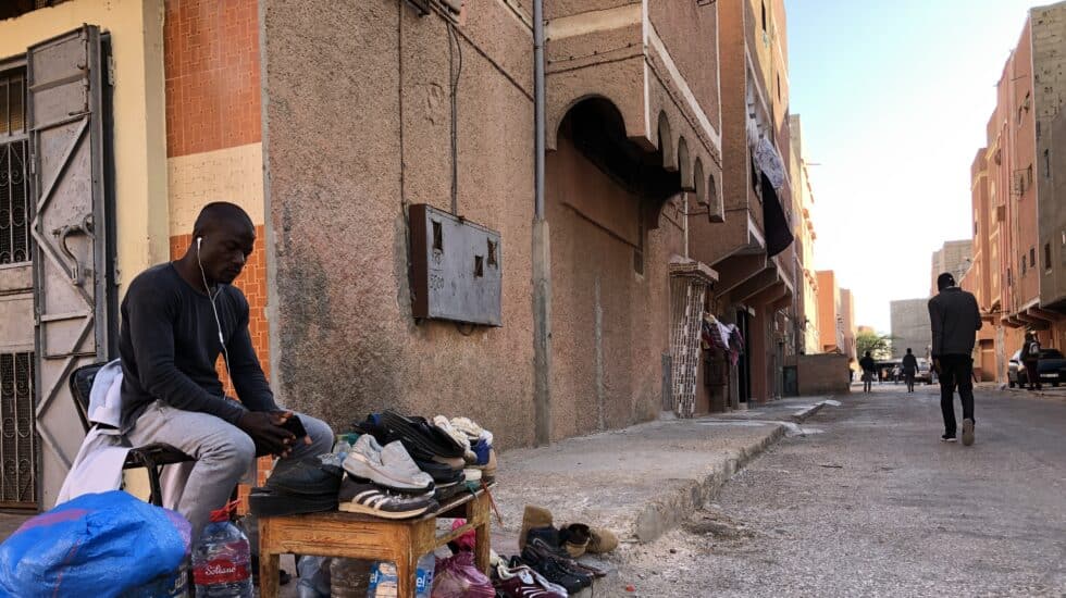 Un vendedor subsahariano en la ciudad de El Aaiun, en el Sáhara Occidental ocupado por Marruecos