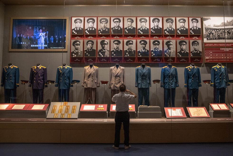 Visitante observa uniformes en el Museo del Partido Comunista de China en Pekín