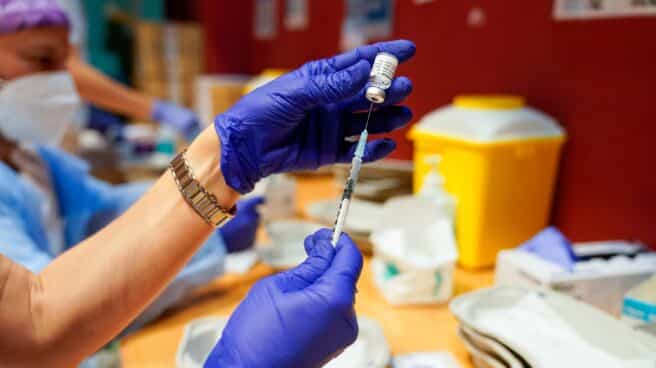 Un sanitario prepara una dosis de la vacuna de Pfizer contra el coronavirus. Un sanitario prepara una dosis de la vacuna de Pfizer contra el coronavirus.