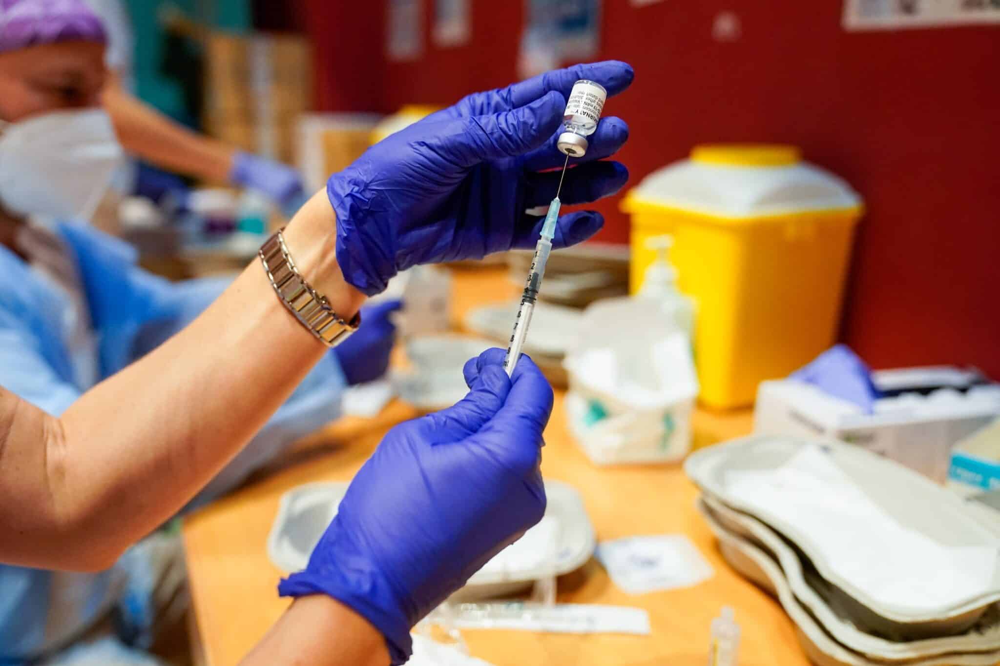 Un sanitario prepara una dosis de la vacuna de Pfizer contra el coronavirus.