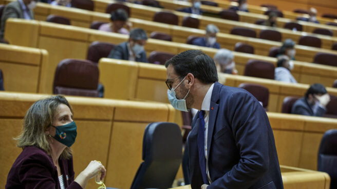Alberto Garzón y Teresa Ribera en el Senado discuten sobre el precio de la electricidad El ministro de Consumo, Alberto Garzón, y la ministra de Transición Ecológica, Teresa Ribera, en el Senado