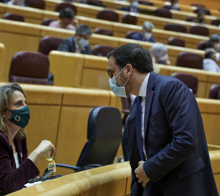 PSOE y Podemos abren una nueva guerra por abaratar el precio de la luz 6 euros al mes