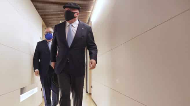 villarejo-agendas-diarios-intimos-excluya-caso El comisario jubilado Villarejo, acompañado de su abogado, en los pasillos del Congreso.