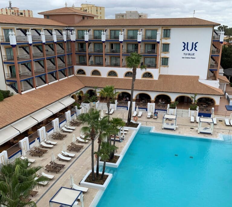 Un hotel español de cinco estrellas ofrece 4.000 euros por pasar el verano en él