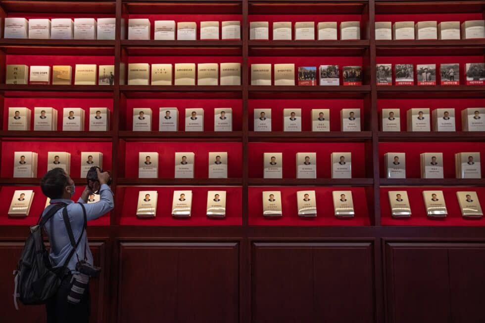 Fotógrafo capta instantáneas del libro 'La gobernancia de China' del actual líder chino Xi Jinping